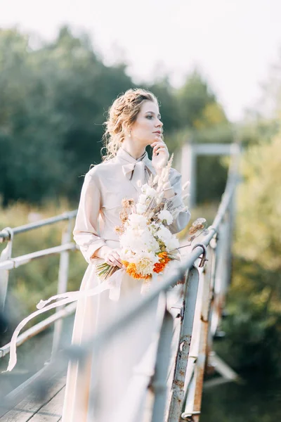 Mooie Bruid Voor Bruiloft Boog Met Bloemen Decor Boeket Handen — Stockfoto