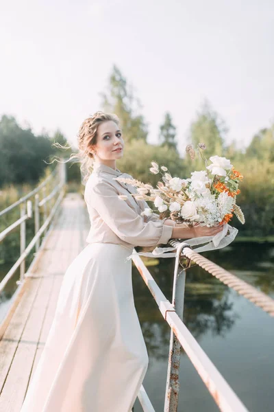 Mooie Bruid Voor Bruiloft Boog Met Bloemen Decor Boeket Handen — Stockfoto