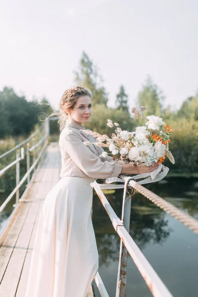Mooie Bruid Voor Bruiloft Boog Met Bloemen Decor Boeket Handen — Stockfoto