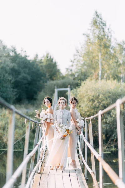 Bela Noiva Frente Arco Casamento Com Flores Decoração Buquê Nas — Fotografia de Stock