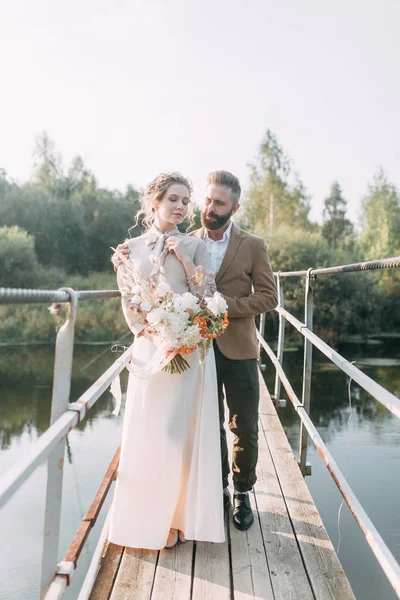 Encontrar Recém Casados Ponte Beijos Abraços Encantadores Casamento Natureza Pôr — Fotografia de Stock