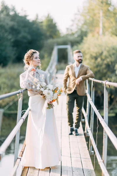 Pasgetrouwden Van Vergadering Brug Lovely Kusjes Knuffels Bruiloft Natuur Bij — Stockfoto