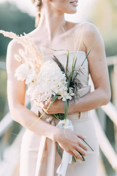 Vacker Brud Framför Bröllopsvalv Med Blommor Och Inredning Bukett Händerna — Stockfoto