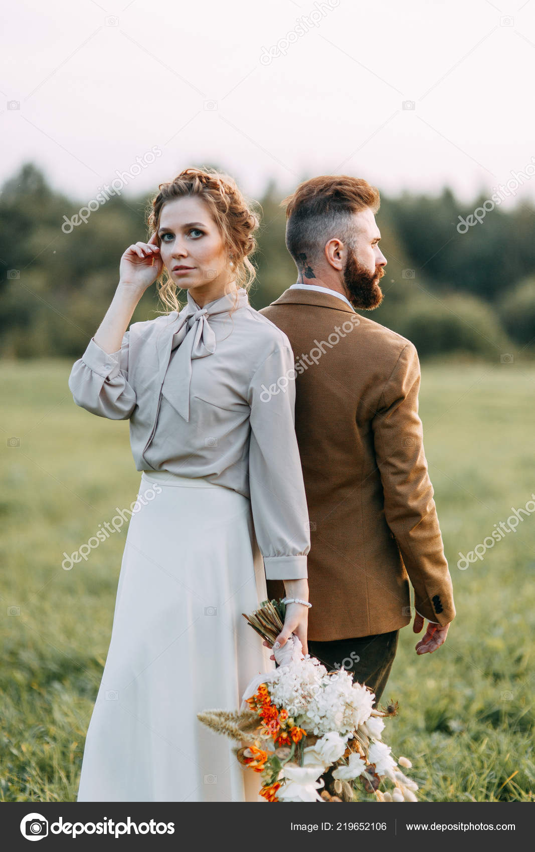 Boda Estilo Americano Rancho Con Caballo Caminar Parejas Los Campos: fotografía de stock © pavelvozmischev #219652106 | Depositphotos Boda Estilo Americano Rancho Con Caballo Caminar Parejas Los Campos: fotografía de stock © pavelvozmischev #219652106 | Depositphotos
