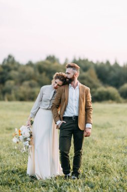 Düğün Amerikan tarzı, bir at ile bir çiftlikte. Çiftler batımında, arkadaş grubu ve sırtında tarlada yürümek. Modern çift ve tören için fikirler.