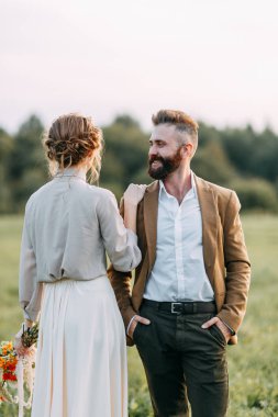 Düğün Amerikan tarzı, bir at ile bir çiftlikte. Çiftler batımında, arkadaş grubu ve sırtında tarlada yürümek. Modern çift ve tören için fikirler.