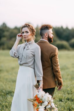 Düğün Amerikan tarzı, bir at ile bir çiftlikte. Çiftler batımında, arkadaş grubu ve sırtında tarlada yürümek. Modern çift ve tören için fikirler.