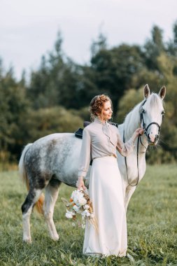 Düğün Amerikan tarzı, bir at ile bir çiftlikte. Çiftler batımında, arkadaş grubu ve sırtında tarlada yürümek. Modern çift ve tören için fikirler.