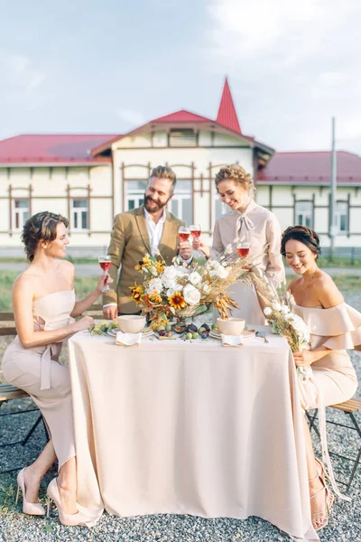 Boda Con Amigos Cercanos Atardecer Casa Estilo Americano Caras Felices —  Fotos de Stock