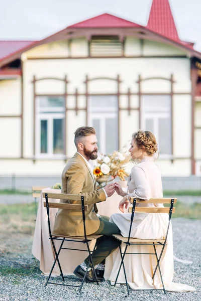 Esküvő Közeli Barátok Naplemente Otthonában Amerikai Stílusú Boldog Arcokat Barátok — Stock Fotó