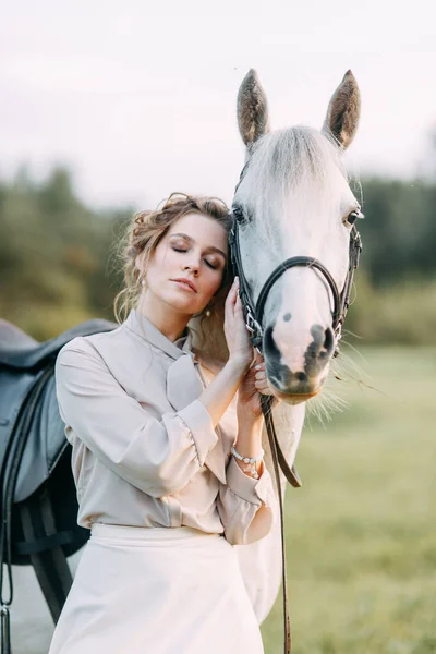 Wedding in American style, on a ranch with a horse. Walk couples in the fields at sunset, with friends and on horseback. Modern couple and ideas for the ceremony.