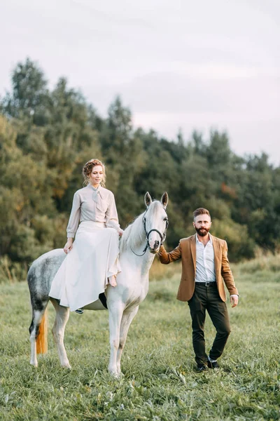 Wedding American Style Ranch Horse Walk Couples Fields Sunset Friends — Stock Photo, Image