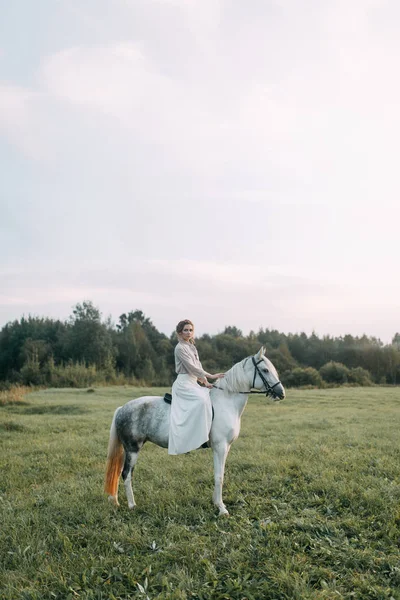 Ślub Stylu Amerykańskim Ranczo Konia Spacer Pary Polach Zachodzie Słońca — Zdjęcie stockowe
