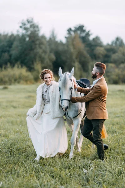 Matrimonio Stile Americano Ranch Con Cavallo Passeggiate Coppia Nei Campi — Foto Stock