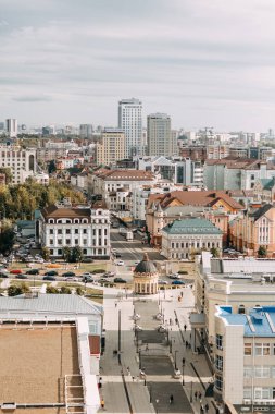 yüksek katlı binadan panoramik bir kazan. Sokaklarda ve ilgi çekici senin avucunun içinde vardır. Sonbahar city günbatımı ve Güneş adlı