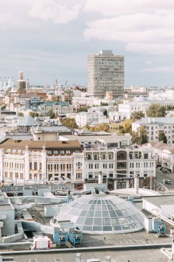 yüksek katlı binadan panoramik bir kazan. Sokaklarda ve ilgi çekici senin avucunun içinde vardır. Sonbahar city günbatımı ve Güneş adlı