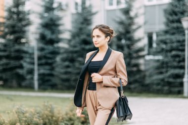 Şık genç iş kız. Şehir ve çatıda. Sayısı ve iş tarzı. Acele et ve bir toplantı için bekleyen oturma.