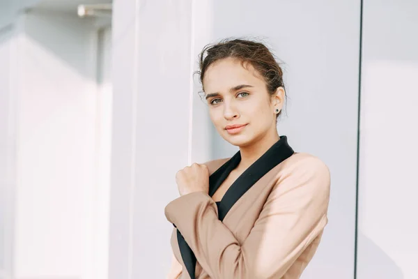 Elegante Chica Negocios Joven Ciudad Tejado Vistas Estilo Negocio Con — Foto de Stock