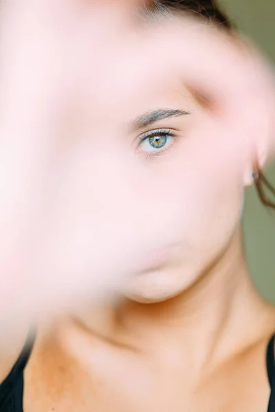 Ragazza Emotiva Ridendo Sorridendo Grimaces Alla Telecamera Posa Ritratti Con — Foto Stock