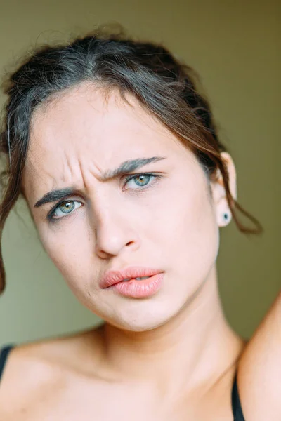 Ragazza Emotiva Ridendo Sorridendo Grimaces Alla Telecamera Posa Ritratti Con — Foto Stock