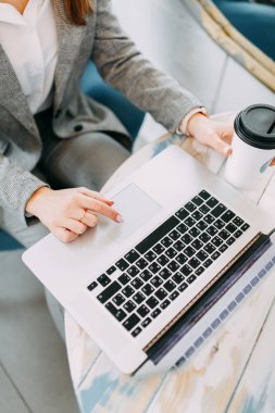 İş yerinde bir dizüstü bilgisayar ile el. Blogger kahve dükkanında. Beyaz ekran tasarımcılar için. İş kız.