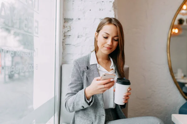 Jeune Blogueuse Avec Café Assis Travaillant Dans Café Portraits Lumineux — Photo