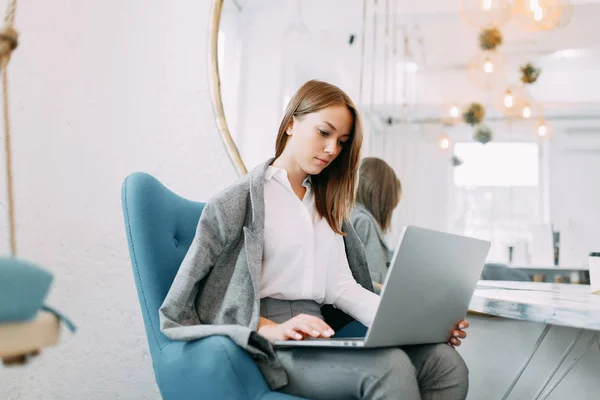 Chica Blogger Joven Con Café Sentado Trabajando Ordenador Portátil Brillantes — Foto de Stock