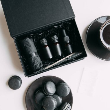 Kına kavanoz kümesi. Beyaz arka plan üzerinde el araçlarında. Siyah tarzı düzenleri Flatley. Makyaj sanatçısı ve kaşları.