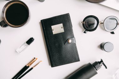 Dizüstü bilgisayar ve dizüstü küme. Arka plan ve Flatley kesip. İşyeri blogger makyaj sanatçı kaş.