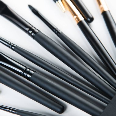 Fırça kaş ve makyaj sanatçısı küme. Bon ve minimalizm kesti. Fırçalar ve Flatley kümesi. Aletlerin sterilizasyon.