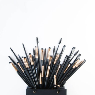 Fırça kaş ve makyaj sanatçısı küme. Bon ve minimalizm kesti. Fırçalar ve Flatley kümesi. Aletlerin sterilizasyon.