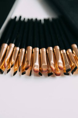 Fırça kaş ve makyaj sanatçısı küme. Siyah ve beyaz ayarlar. Blogger için Flatley düzen. Minimalizm masada altın fırçalar