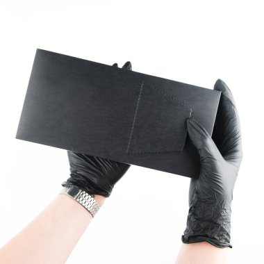 Kara kutu ile kızın elleri. Blogger Flatley maske tutar. Beyaz arka plan ve minimalist bir kesim.