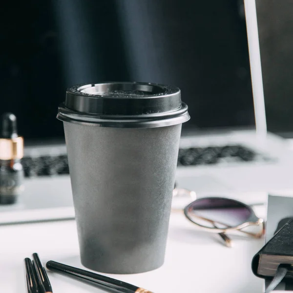 Caffè Con Black Cup Disposizione Flatley Sul Posto Lavoro Elegante — Foto Stock