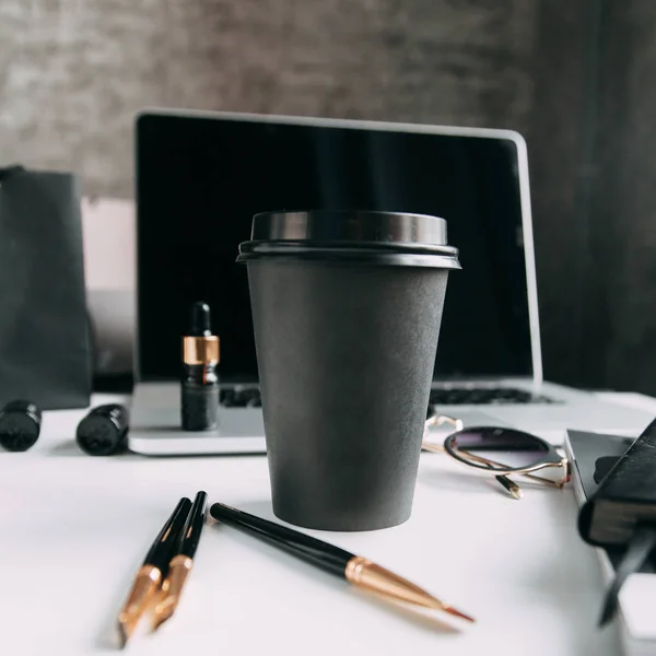 Caffè Con Black Cup Disposizione Flatley Sul Posto Lavoro Elegante — Foto Stock