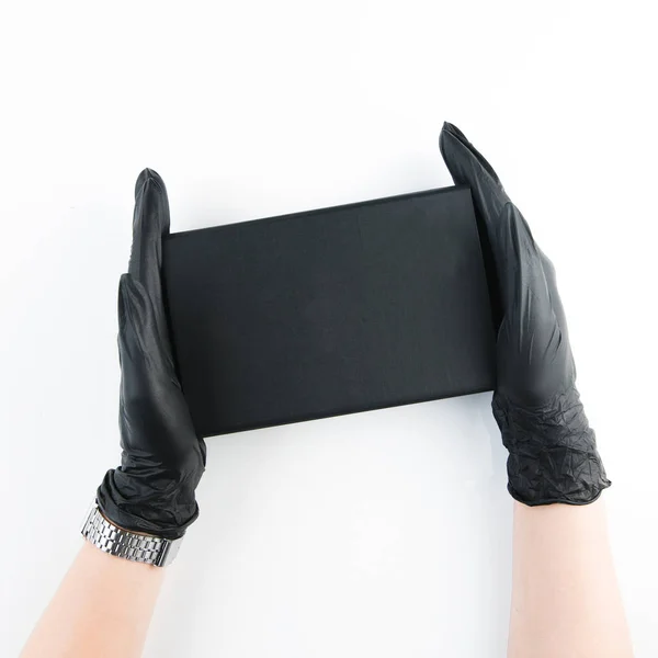 ブラック ボックスで女の子の手 ブロガー フラットレイは マスクを保持します 白い背景と シンプルなカット — ストック写真