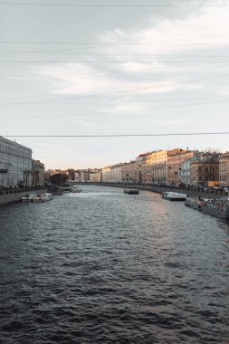 St. Petersburg resmi mimarisi. Köprü ve nehir Neva embankment. Günbatımı şehri.