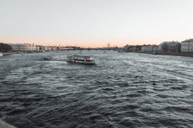 St. Petersburg resmi mimarisi. Köprü ve nehir Neva embankment. Günbatımı şehri.