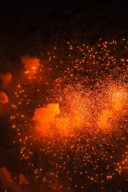 Doku gece gökyüzünde havai fişek. Parlak ışıklar, St. Petersburg. Kırmızı duman ve yanıp söner