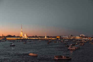 St. Petersburg resmi mimarisi. Köprü ve nehir Neva embankment. Günbatımı şehri.