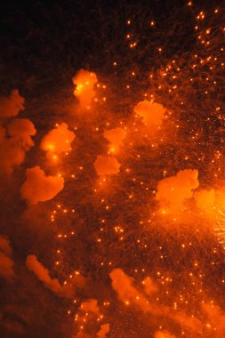 Doku gece gökyüzünde havai fişek. Parlak ışıklar, St. Petersburg. Kırmızı duman ve yanıp söner