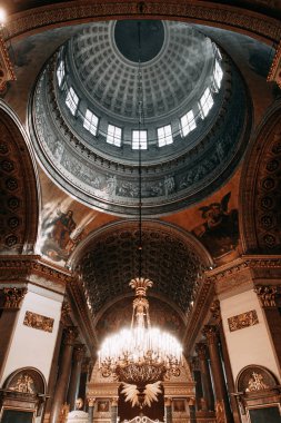 St. Isaac's Cathedral çatıdan görüntüleyin. St. Petersburg Panoraması. Mimari ve sokaklar