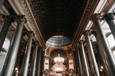 St. Isaac's Cathedral çatıdan görüntüleyin. St. Petersburg Panoraması. Mimari ve sokaklar