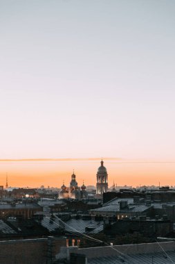 Çatıdan şehir gece görüntüsü. St. Petersburg Panoraması. Mimari ve sokaklar