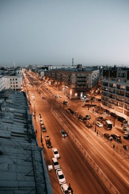 Çatıdan şehir gece görüntüsü. St. Petersburg Panoraması. Mimari ve sokaklar