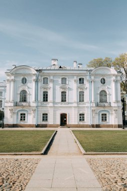 Tarihi binaların mimari unsurları. St. Petersburg sokaklarında. Tapınak ve Müze şehir.