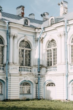 Tarihi binaların mimari unsurları. St. Petersburg sokaklarında. Tapınak ve Müze şehir.