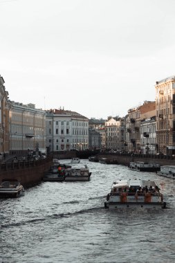 Tarihi binaların mimari unsurları. St. Petersburg sokaklarında. Tapınak ve Müze şehir.