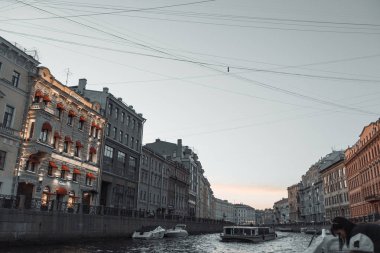 Tarihi binaların mimari unsurları. St. Petersburg sokaklarında köprüler ve nehirler ile. Gün batımında şehrin gece görünümü.