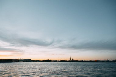 Tarihi binaların mimari unsurları. St. Petersburg sokaklarında köprüler ve nehirler ile. Gün batımında şehrin gece görünümü.